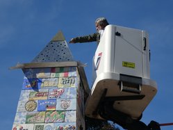 Dem Obelisk wird die Spitze aufgesetzt