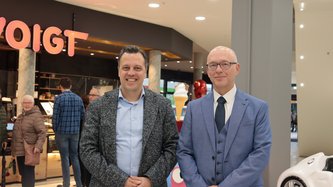 Bürgermeister Sacha Reichelt und Uwe Lo Greco im frisch wiedereröffneten Veybach-Center.