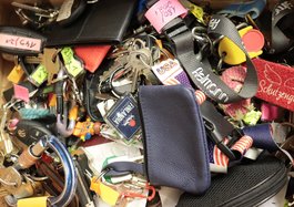 Eine Kiste voller Schlüsselbünde.