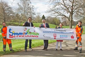 Vorstellung des Banners für die Sommerferienbetreuung