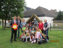 Übergabe neues Pfahldorfhaus