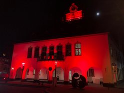 Das alte Rathaus in oranges Licht getaucht