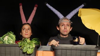 Foto aus einem Kindertheaterstück mit zwei Schauspielern, die Schnecken spielen.