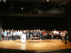 Übergabe des erarbeiteten Unterrichtsmaterials an die 9. Klassen