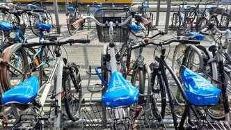 Fahrräder, deren Sättel mit einem Stadtradeln-Sattelschutz verpackt sind.