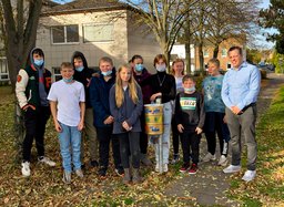 Euskirchens Bürgermeister Sacha Reichelt mit einer Gruppe Schüler der Matthias-Hagen-Schule.