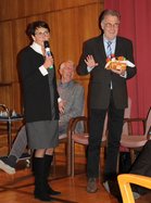 Marie-Theres Kastenholz und Hans-Werner Pütz bedanken sich im Namen der Seniorenvertretung bei Bürgermeister Dr. Uwe Friedl für die gute Unterstützung