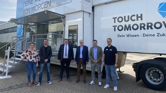 Maria Joachimsmeier, Marienschule; Holger Bessel, Marienschule; Michael Mombaur, Schulleiter der Marienschule; Alfred Jaax, Erste Beigeordnete Stadt Euskirchen; Sacha Reichelt, Bürgermeister Stadt Euskirchen; Uwe Slosinski, Projekt- und Teamleiter für das TouchTomorrow-Projekt bei der IW Medien GmbH
