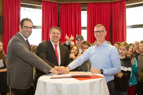 Kooperation zwischen Gesamtschule und Kreissparkasse besiegelt