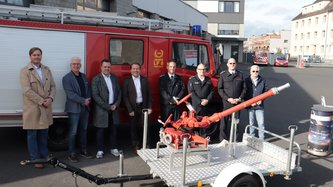 Die Bürgermeister beider Kommunen mit den Leitern der Feuerwehr und den Vertretern von Meckenheim Hilft vor dem Fahrzeug, dass nach Kiew gebracht wird.