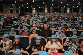 Bürgermeister Sacha Reichelt mit den Kulturstrolchen im Stadttheater.