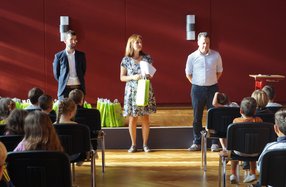 Die Grundschulkinder bekommen ihre ABC-Tüten überreicht.