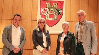 Bürgermeister Sacha Reichelt (l.) und Fachbereichsleiterin Christiane Mermi (2.v.l.) stellten die beiden neuen Sprecher Hans-Werner Pütz und Marianne Haller der Öffentlichkeit vor. 