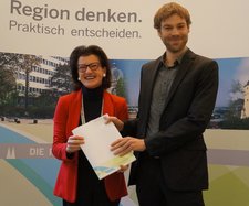 Regierungspräsidentin Gisela Walsken übergibt Patrick Bienstein, Stadt Euskirchen, die Förderzusage