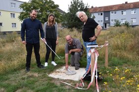 Besichtigung des künftigen Standorts von Kluenters „Raumflüsterer“ im Erftquartier 
