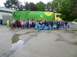 Die Marienschule bei der Müllsammelaktion 2019