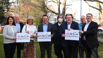 Vorstand und Stiftungsrat zeigen das neue Logo.