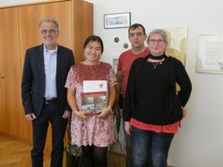 Bürgermeister Dr. Uwe Friedl, Khaliun Enkhburam und ihre Gasteltern