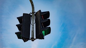 Eine Ampelanlage vor blauem Himmel.