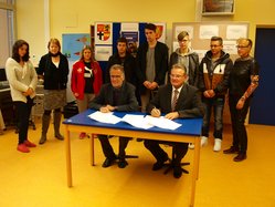 Unterzeichnung Bildungspartnerschaft durch Bürgermeister Dr. Uwe Friedl und Landrat Günter Rosenke
