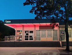 City-Forum rot beleuchtet