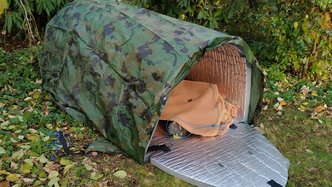 Ein Iglou auf einer Wiese.