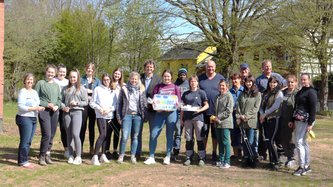 Eine Gruppe Helfer auf dem Dorfplatz in Schweinheim.