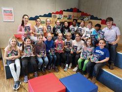 Übergabe der Bücher im Rahmen des 4L-Projektes