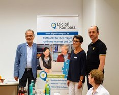 Bürgermeister Dr. Uwe Friedl, Seniorenvertreterin Marie-Theres Kastenholz und Guido Steinke, Bundesverband Die Verbraucherinitiative e.V. 