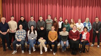 Bürgermeister Sacha Reichelt (r.) begrüßte gemeinsam mit Gertrude Salentin (r.sitzend) und Manfred Sieburg (l.) vom Bundesamt für Familie und zivilgesellschaftliche Aufgaben die jungen Menschen im Rathaus.