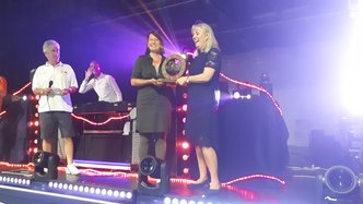 Christiane Loeb, stellv. Bürgermeisterin von Euskirchen übergibt Diane Taylor, Bürgermeisterin von Basingstoke and Deane die Throphäe