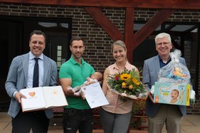 Bürgermeister Sacha Reichelt und der Erste Beigeordnete Alfred Jaax besuchten die Neubürgerin und ihre Familie.