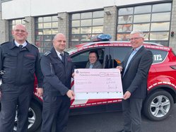 Symbolische Spendenübergabe mit Feuerwehr und Stadtverwaltung vor der Feuerwache Euskirchen.