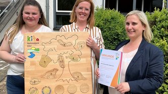 Kita-Leitung Iris Funk, Claudia Freisem und Denise Bruckmann präsentieren die Auszeichnung.