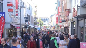 Ein Blick in die volle Innenstadt. 